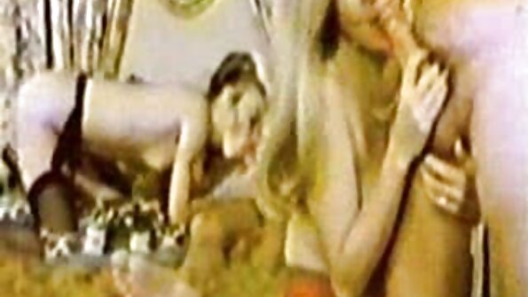 Ангелчето с малки цици, Mazzy Grace, язди масивен черен член в обратна български порно клипчета позиция на кауерката