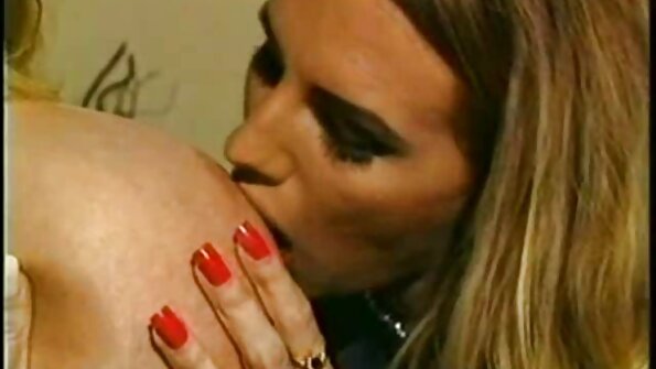 Бледата сладурана Ела Хюз успокоява френския ново българско порно пич на дивана