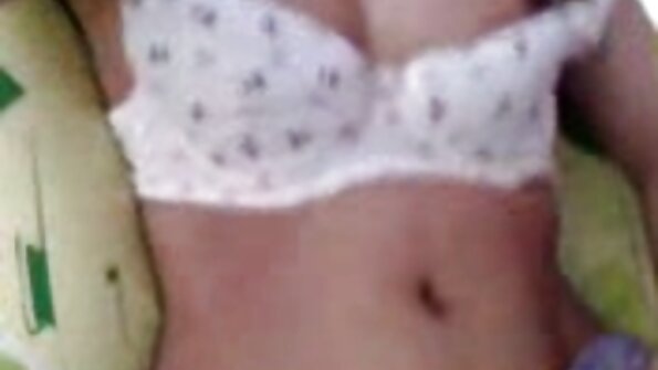 Миниатюрното момиче българско порно бг Кейт Кенеди язди татуиран тип в леглото